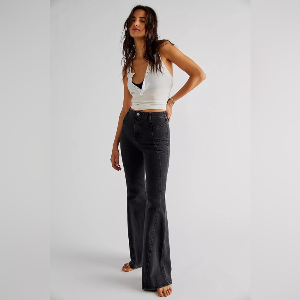 🎉LAST‎ PIECE🎉 FREE PEOPLE
Florence Flare Jeans